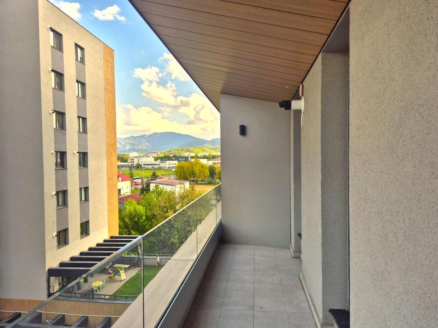 Zona Coresi, str. 13 Decembrie, apartament spațios, bloc nou, loc parcare - Poză 18