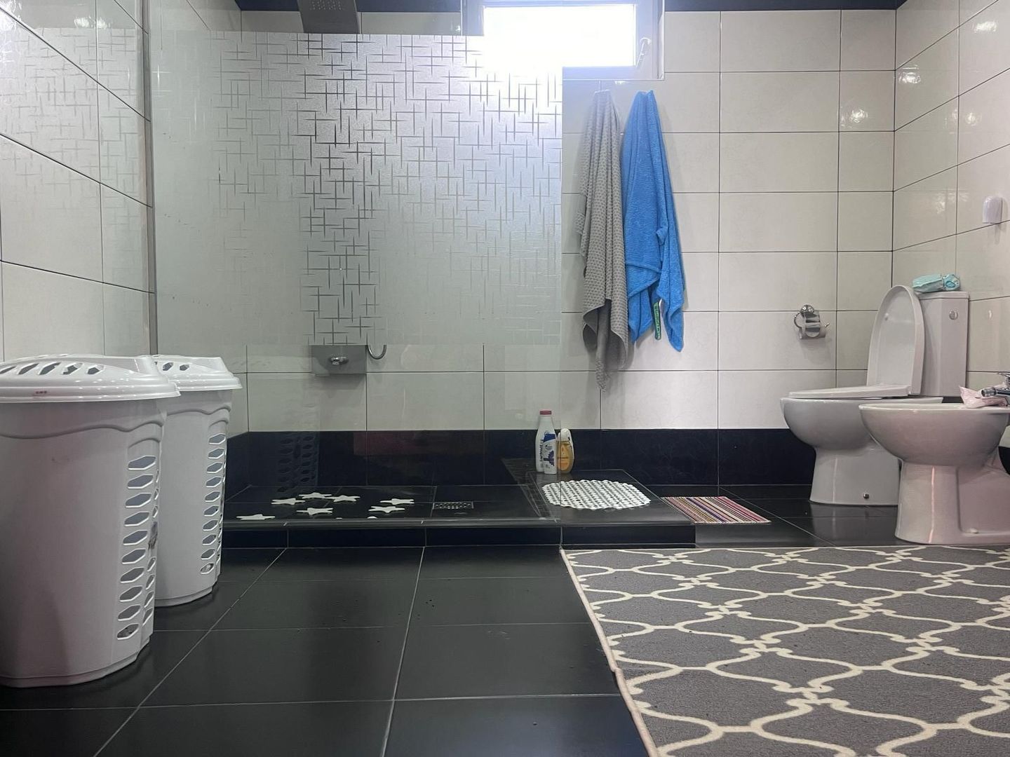 Priveliste frumoasa! Vanzare casa cu 3 camere in Sotanga! - Poză 15