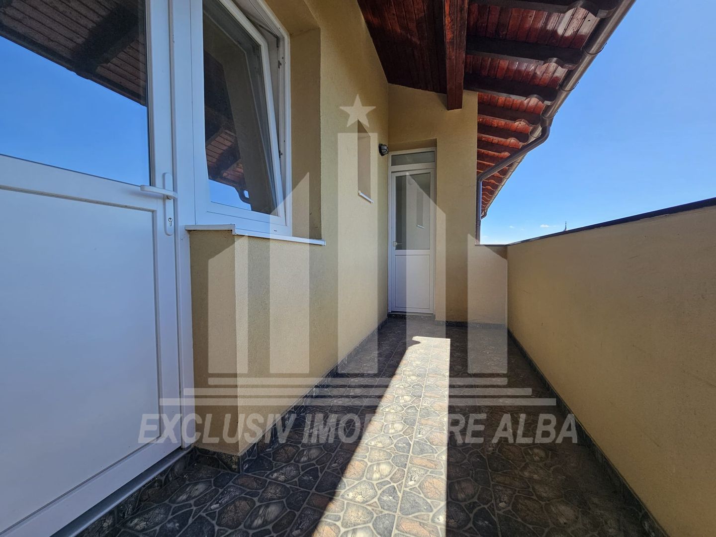 Apartament cu 4 camere si scara interioara de vanzare, Lipoveni - Poză 8