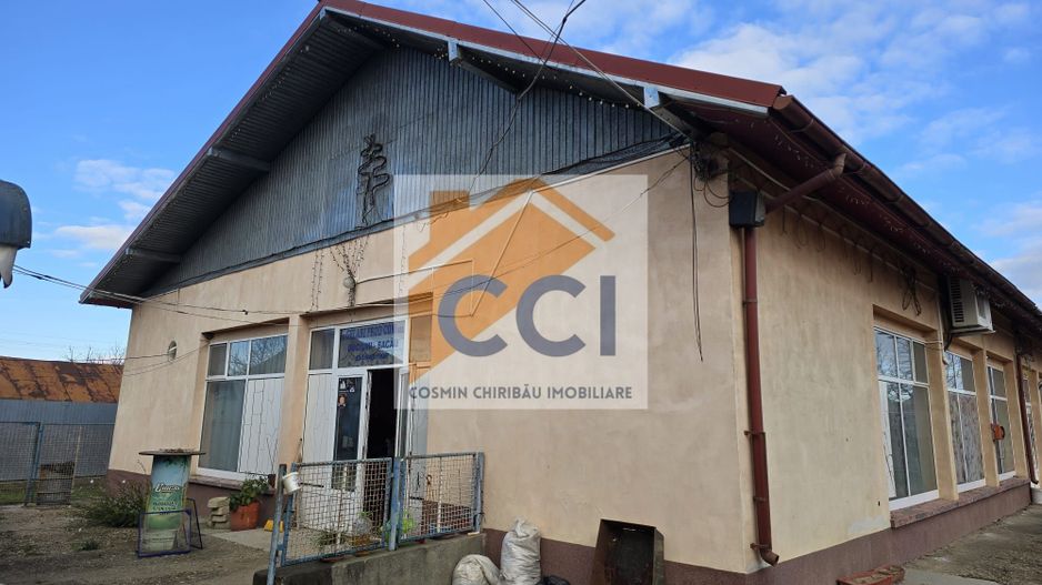 Se oferă spre vânzare / închiriere clădire cu spațiu comercial - Poză 8