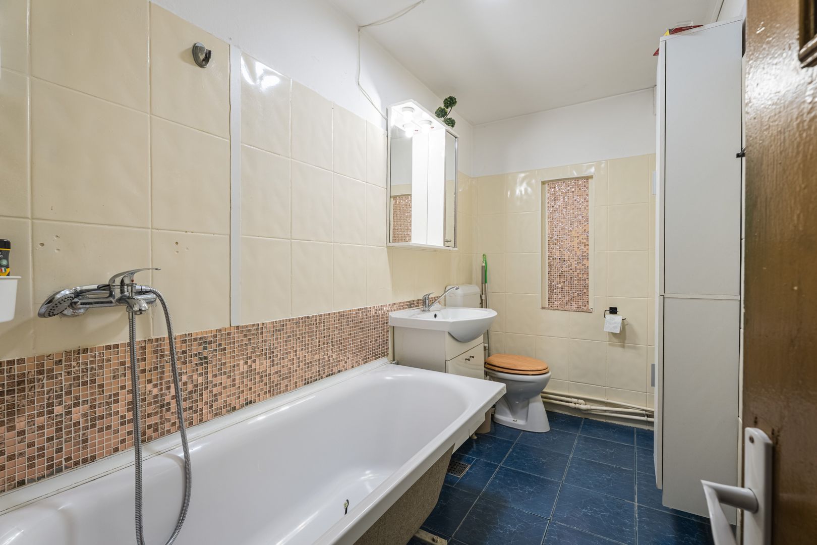 Casă cu 4 camere, anexă locuibilă și teren de 234 mp | Piața Sudului - Poză 8