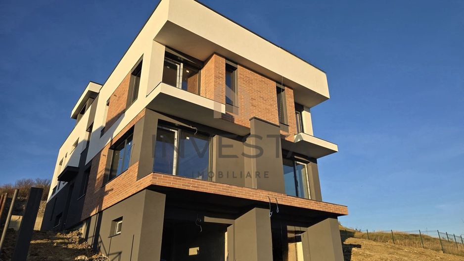 Duplex cu rooftop panoramic, garaj și curte proprie – cartier Voronet - Poză 1
