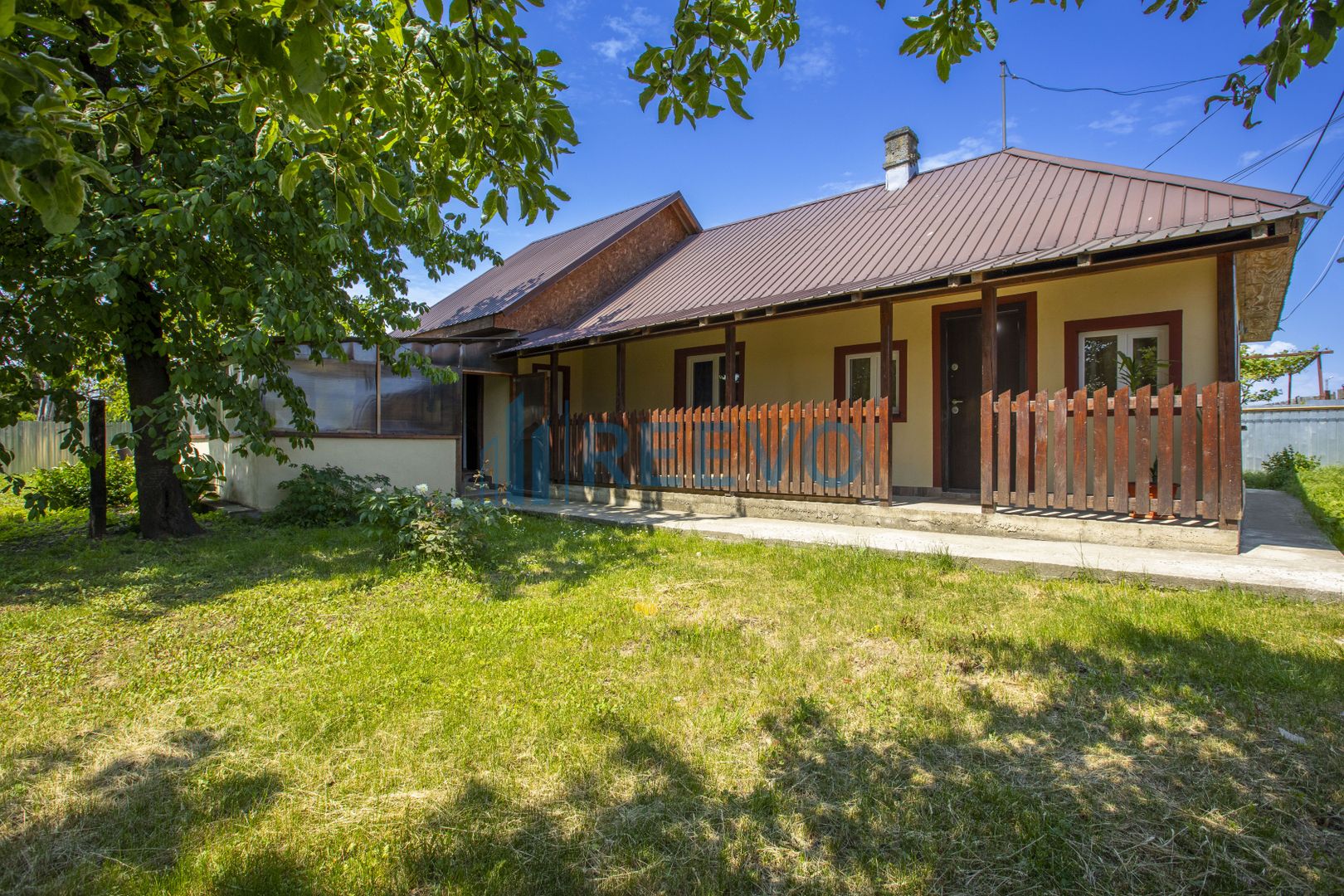 Casă de vânzare în Buhuși, jud. Bacău - Poză 1