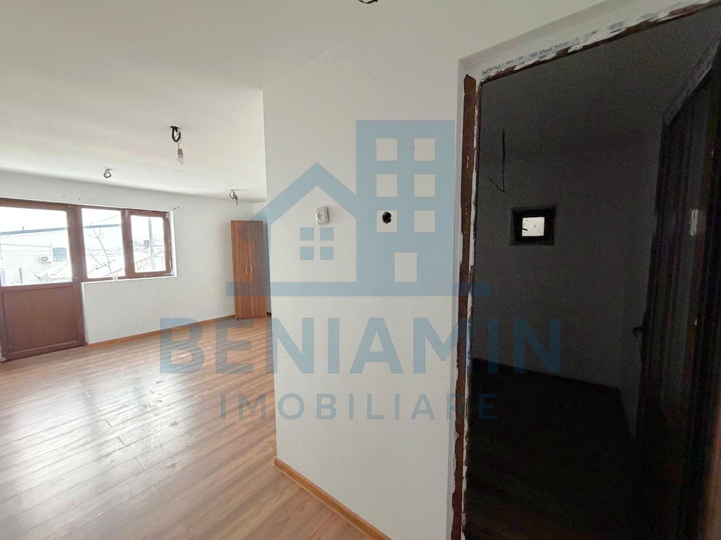 Casa situata in Catargiu Baraganului P+1+M suprafata 170mp-zona buna - Poză 6