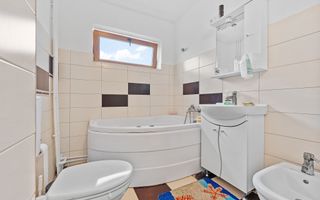 Vilă cu 6 dormitoare, 2 garaje, anexe multiple - 2076 mp teren - Poză 4