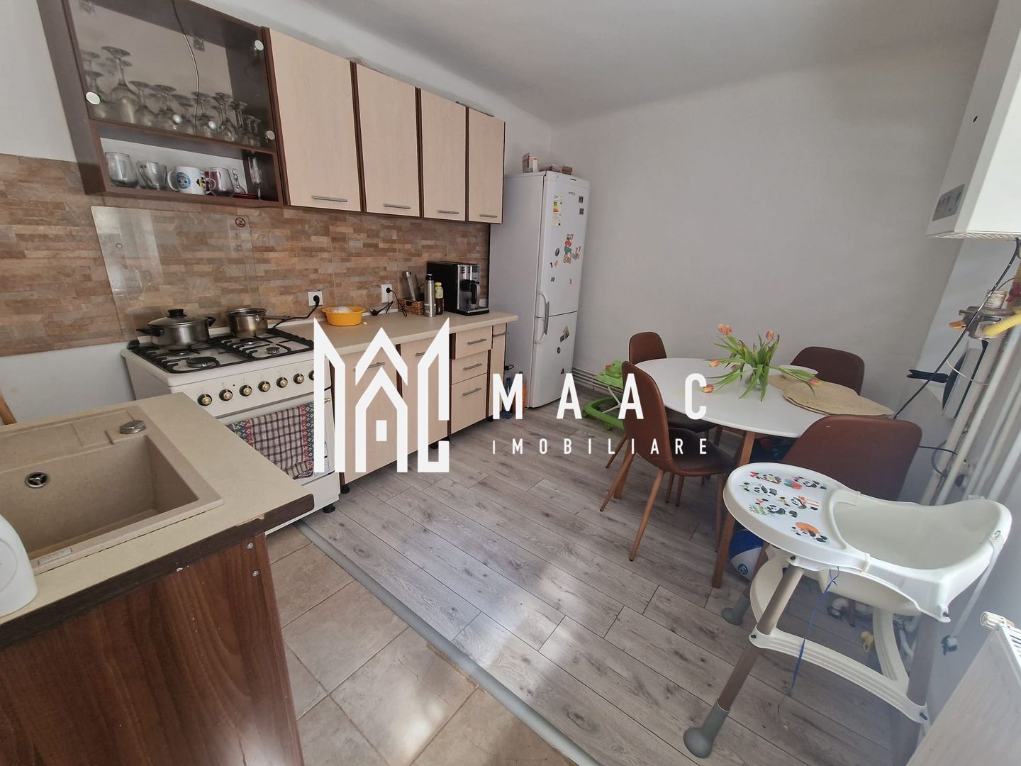 Apartament 3 camere curte privata zona Centrala - Poză 3