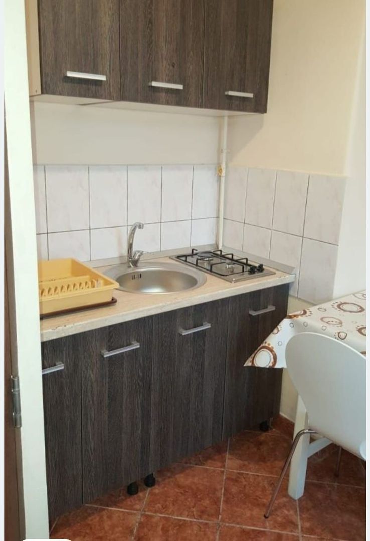 BRASADAS vinde garsoniera la etajul 1 in zona CENTRALA. - Poză 7