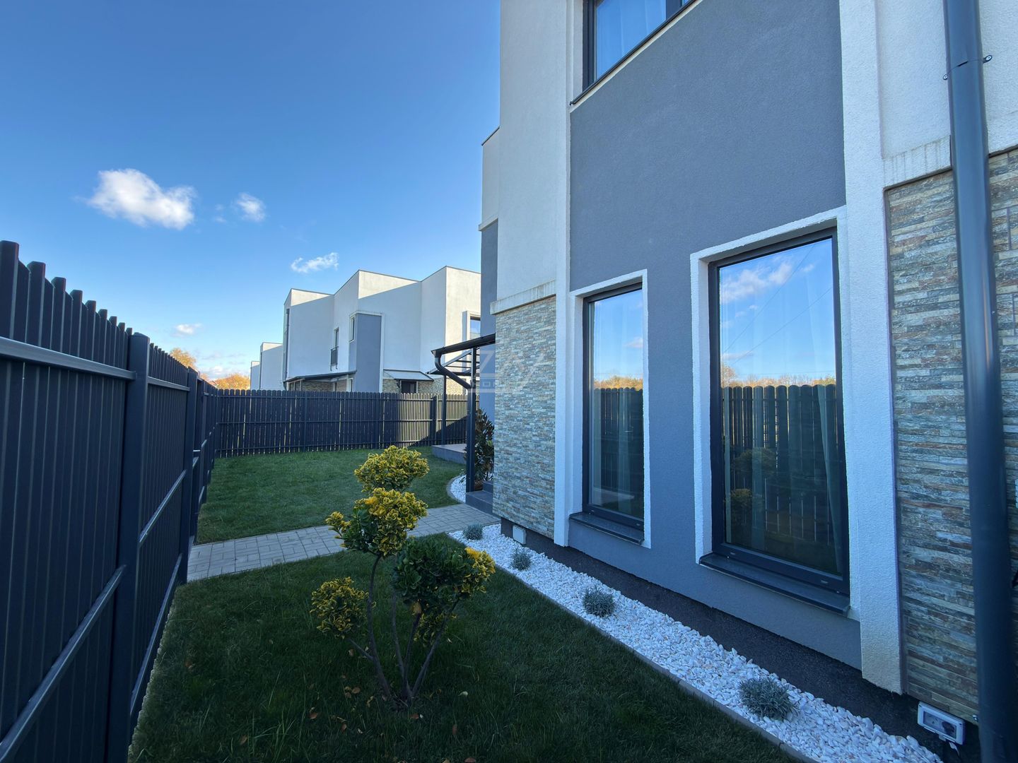 PRIMA INCHIRIERE. Casa moderna si cocheta. Curte amenajata. Loc de parcare. - Poză 31