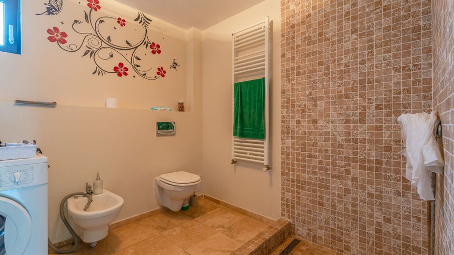 Casa individuala formata din living si 4 dormitoare in Halchiu - Poză 13