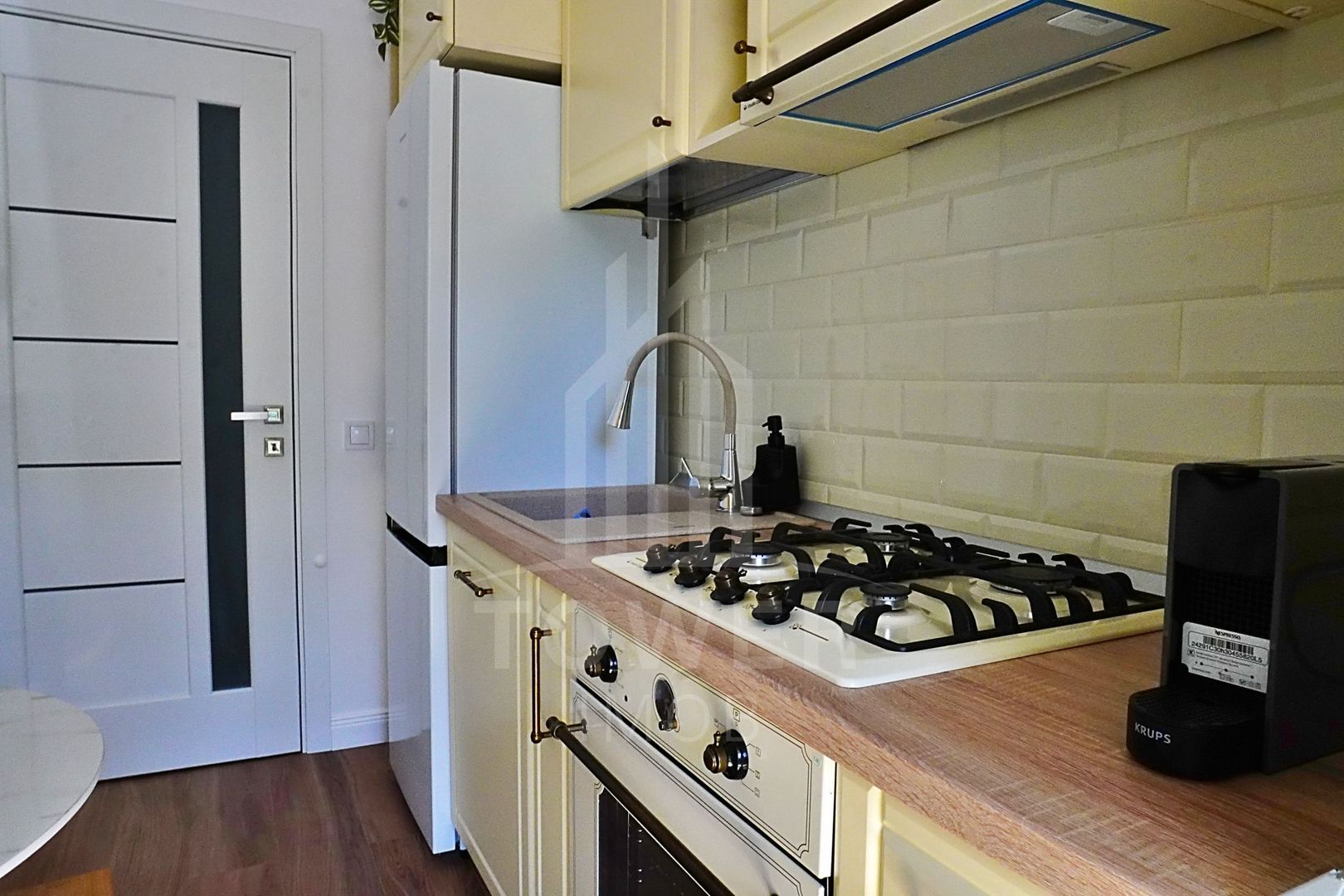 Apartament 3 camere, 2 băi, 2 balcoane, loc de parcare. - Poză 3