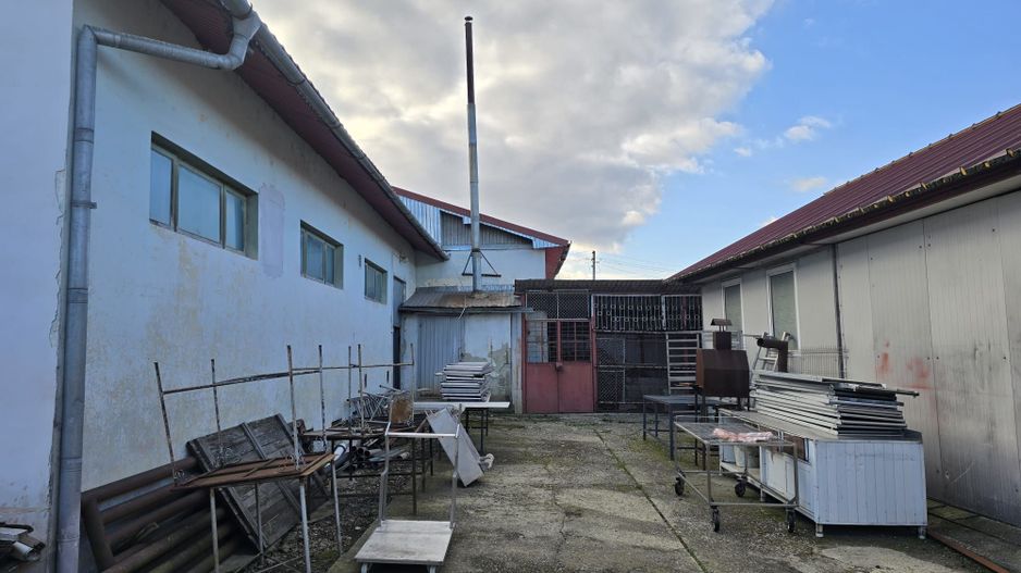 Se oferă spre vânzare / închiriere clădire cu spațiu comercial - Poză 9