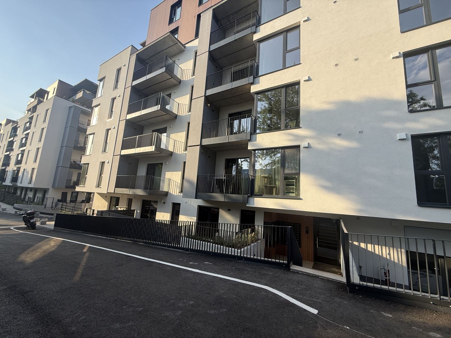 AP. 2 CAMERE- QUARTIER AZUGA, PARCARE SUBTERANA, CENTRALA, BLOC NOU - Poză 9