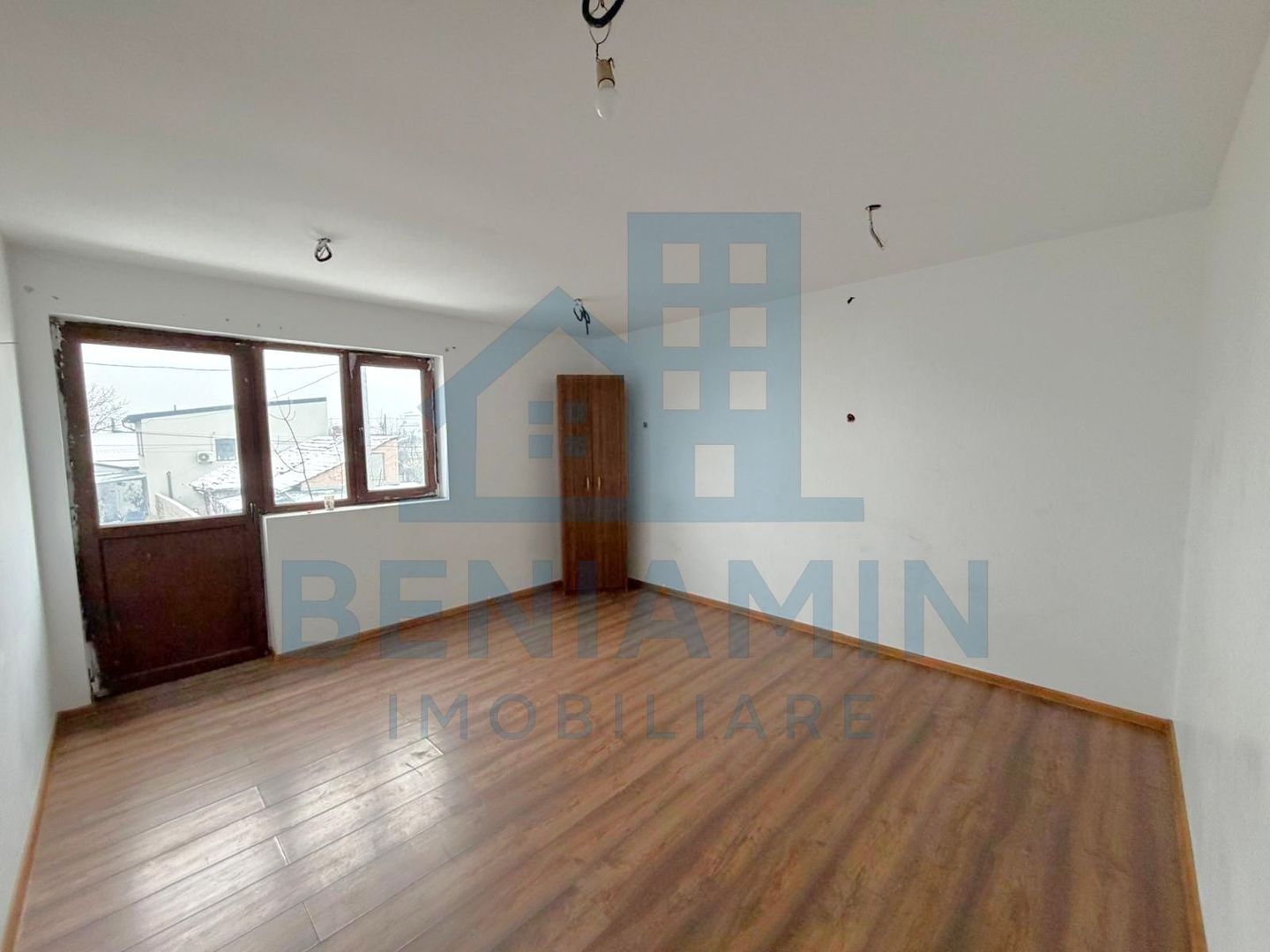 Casa situata in Catargiu Baraganului P+1+M suprafata 170mp-zona buna - Poză 5