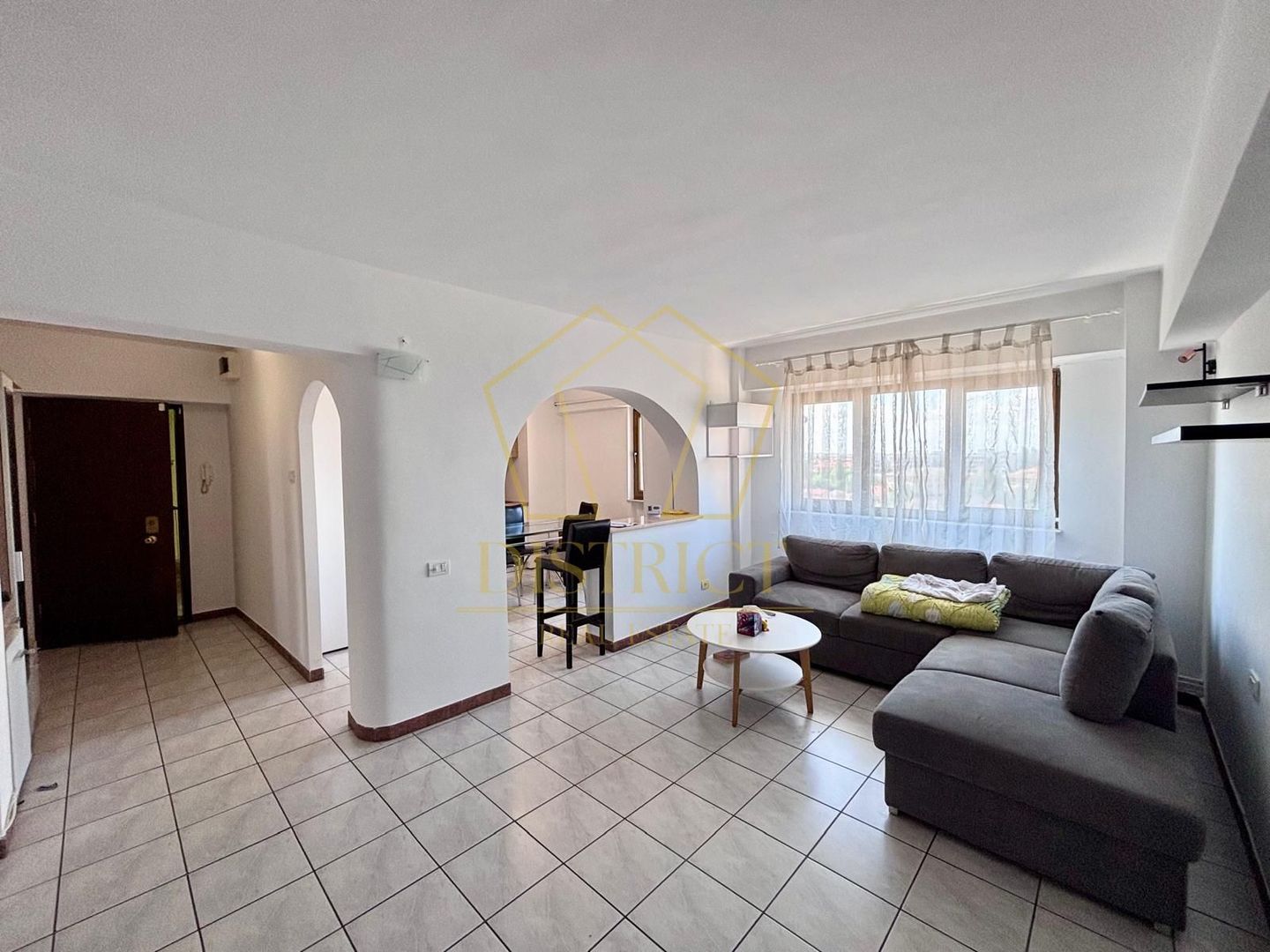 Apartament spatios cu 4 camere si terasa | Modern - Poză 1