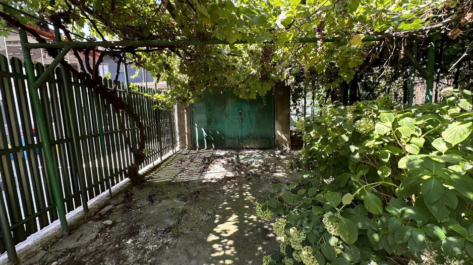 Curte generoasa si casa spatioasa in ZONA VATRA LUMINOASA - Poză 6