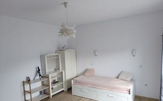 Casă spațioasă, renovată complet, într-o zonă liniștită - Poză 9