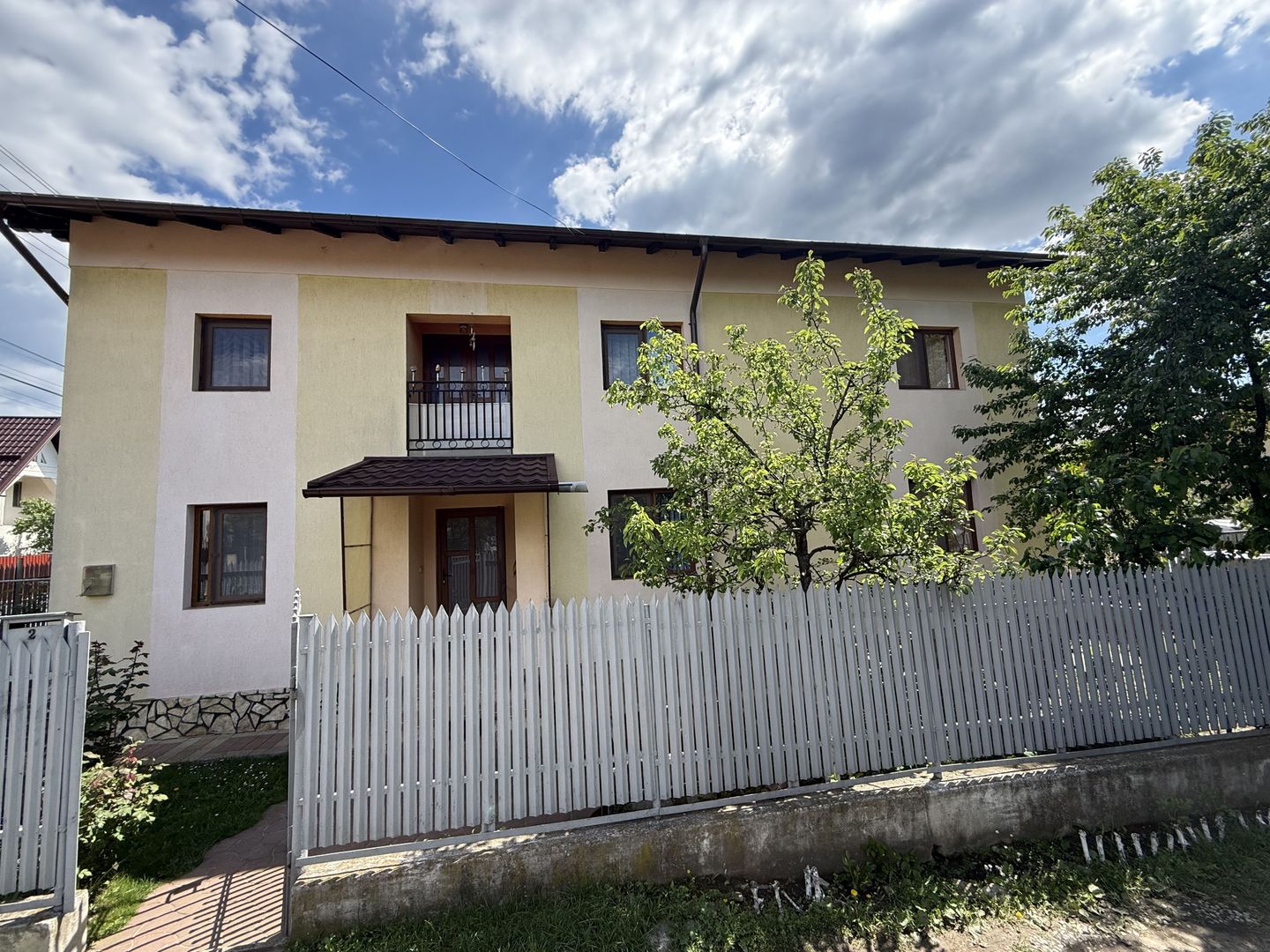Vila construită in 2010 - P+1+pod - S=236 mp și curte 238 mp Campina! - Poză 2