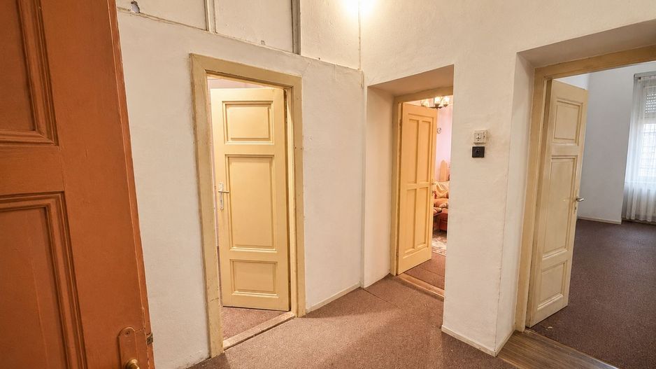 Apartament ultracentral de vânzare - 4 boxe incluse + acoperiș nou - Poză 4