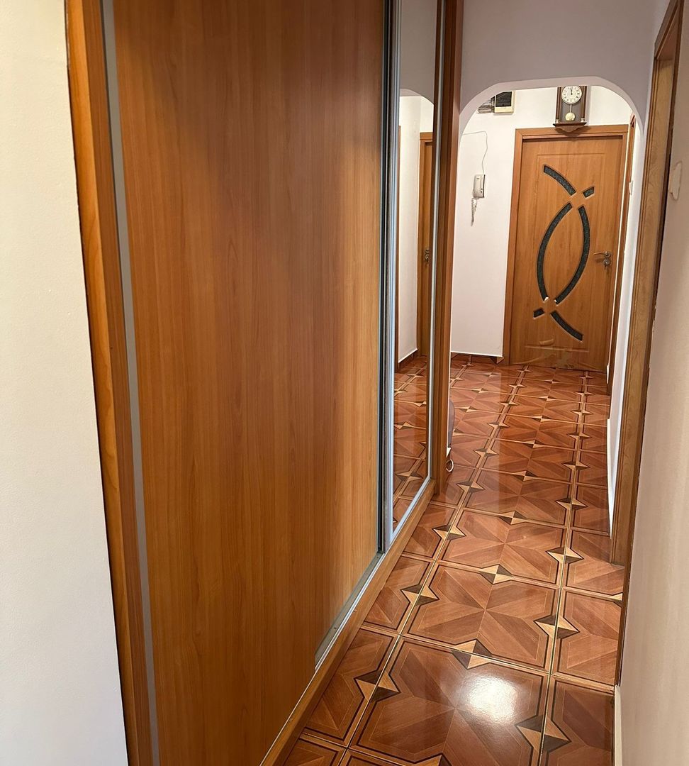 Apartament 3 camere, Decomandat. Bld. Al. Obregia, zona Vatra Dornei. - Poză 6