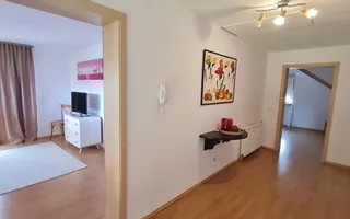 Vila spațioasă și recent renovată în Ghiroda! - Poză 48