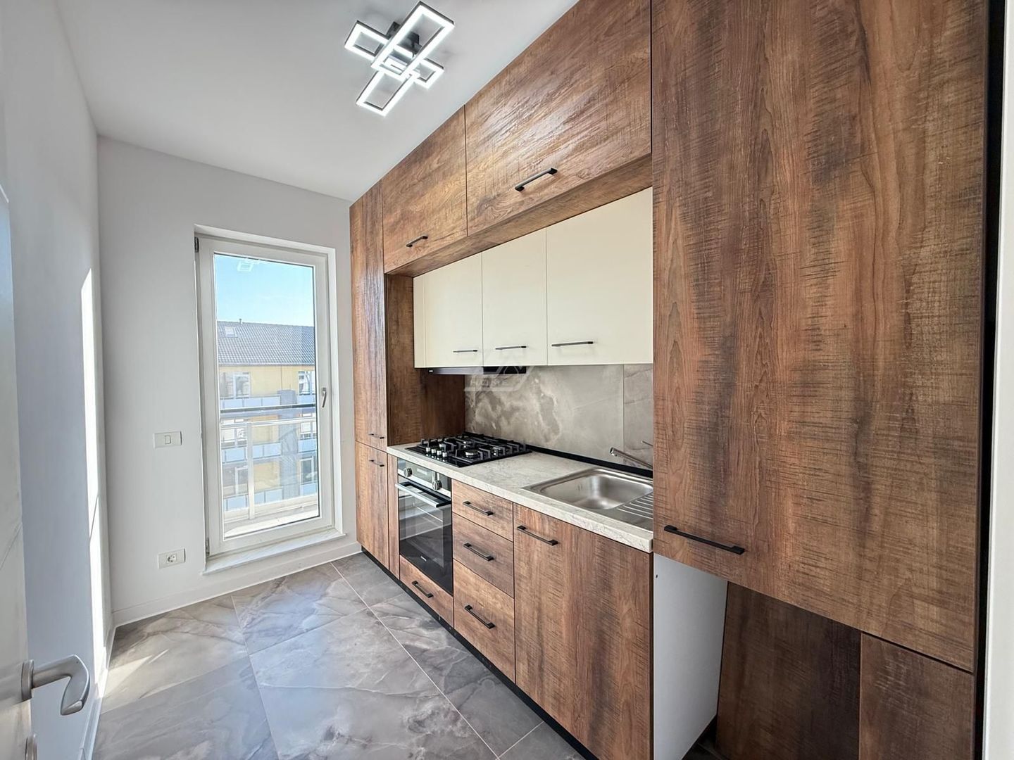 Bloc finalizat. Bucatarie inchisa. Loc de parcare. Spatiu depozitare. - Poză 4