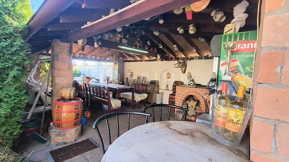 Casa perfectă pentru familie – curte, foișor cu grătar și garaj triplu - Poză 31