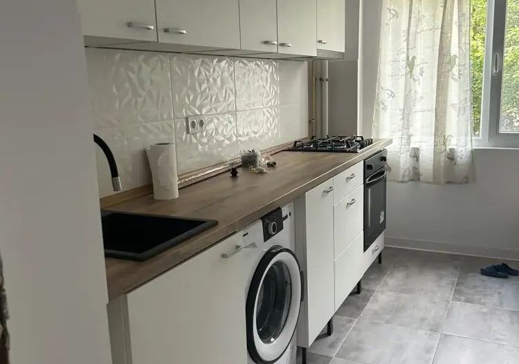 De vanzare apartament 3 camere renovat total, Rahova/Teius - Poză 1