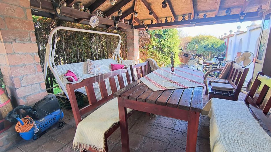 Casa perfectă pentru familie – curte, foișor cu grătar și garaj triplu - Poză 33