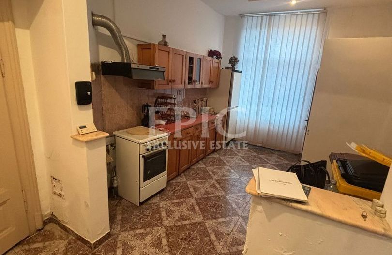 Casa de vanzare in centru orasului - Poză 2