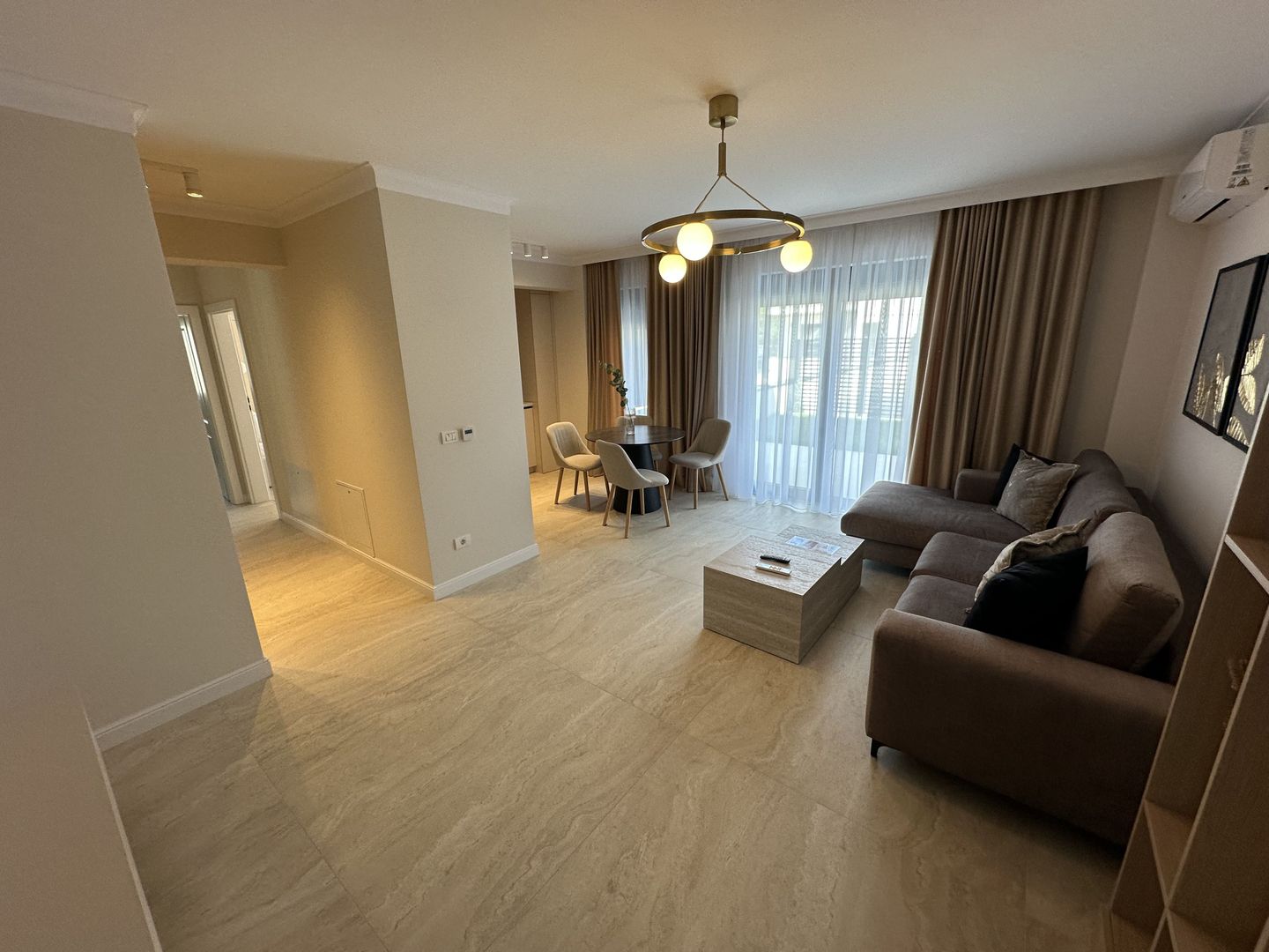 Apartment deosebit cu curte proprie se vinde complet mobilat - Poză 12