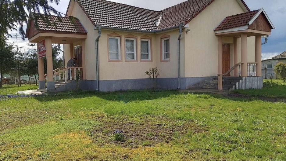 Vand casa in Acas judetul Satu Mare 136 mp si teren 710 mp - Poză 7