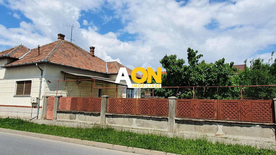 Casa cu 3 camere, 600 mp teren, deschidere la doua strazi, Centru - Poză 1