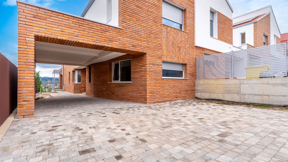 Duplex modern in Voronet, 136 mp utili, garaj si teren 325 mp - Poză 9