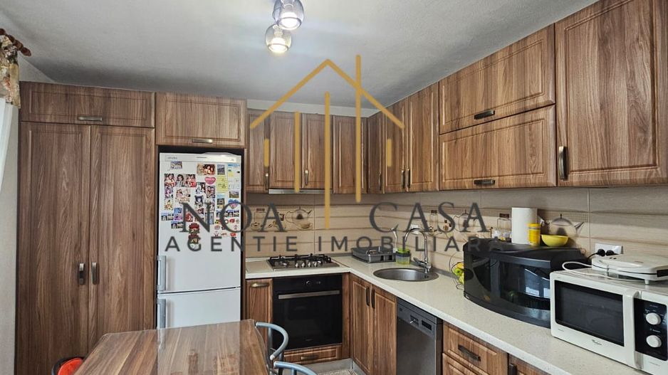Casă / Vilă cu 5 camere de vânzare în Preajba - Poză 4
