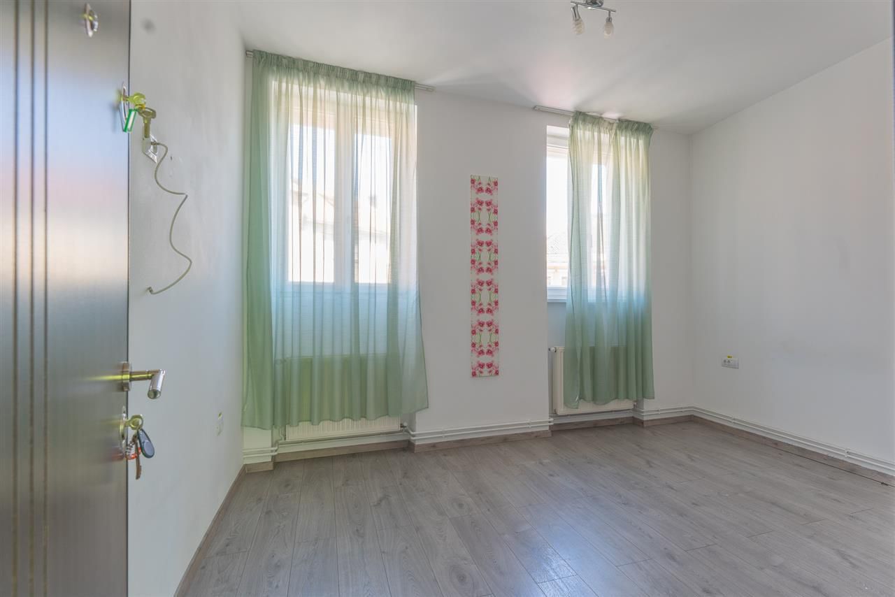 Casa cu spatiu comercial si 9 camere in zona istorica a Brasovului - Poză 12