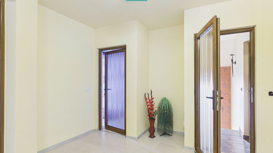 Casă spațioasă în Sântana - Poză 10