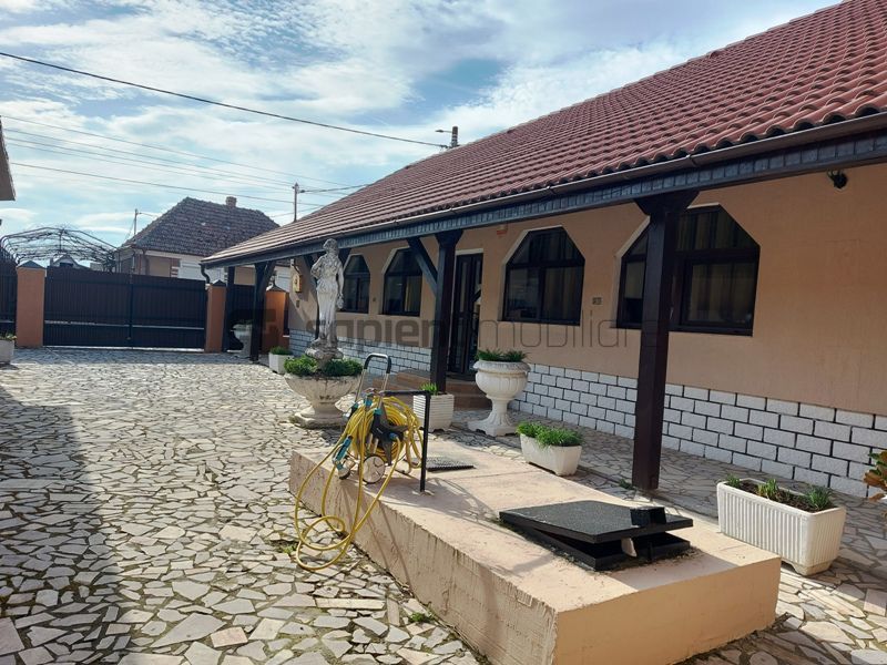De vanzare casa si spatiu de restaurant in Tarian - Poză 1