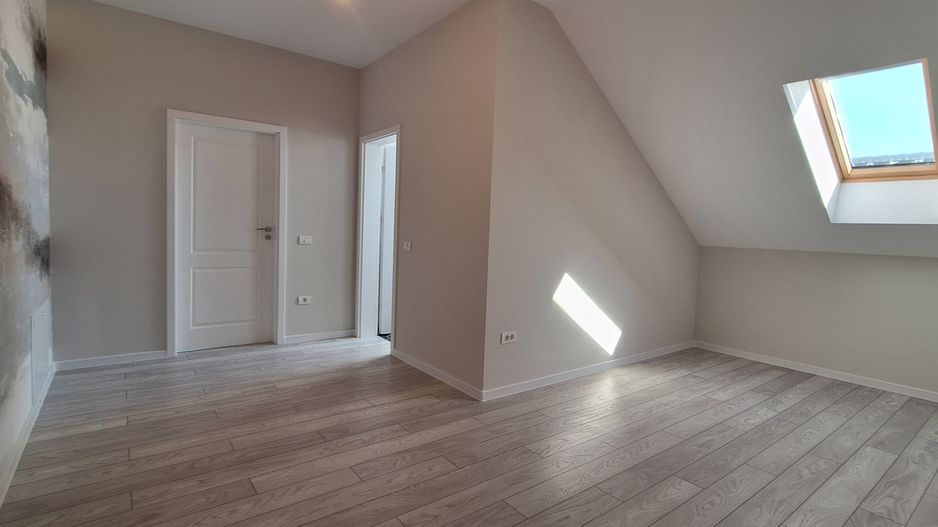 Apartament cu 2 camere si loc de parcare - Poză 1