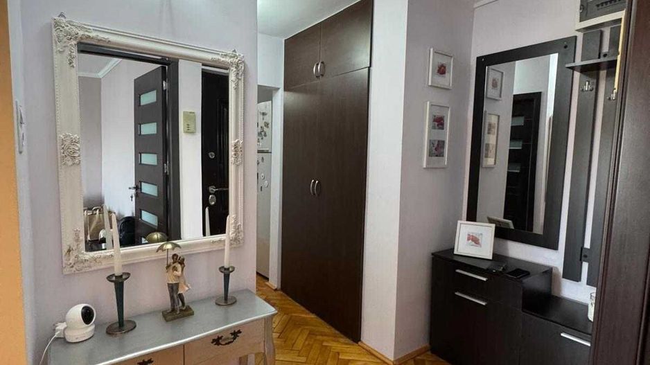 Apartament cu trei camere de vânzare, renovat complet, central - Poză 13