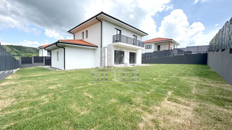 Casa unifamiliala cu teren de 500 mp in zona centrala. - Poză 1