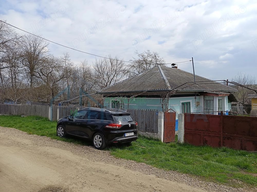 Casă tradițională cu teren generos în Oțeleni, județul Iași - Poză 1