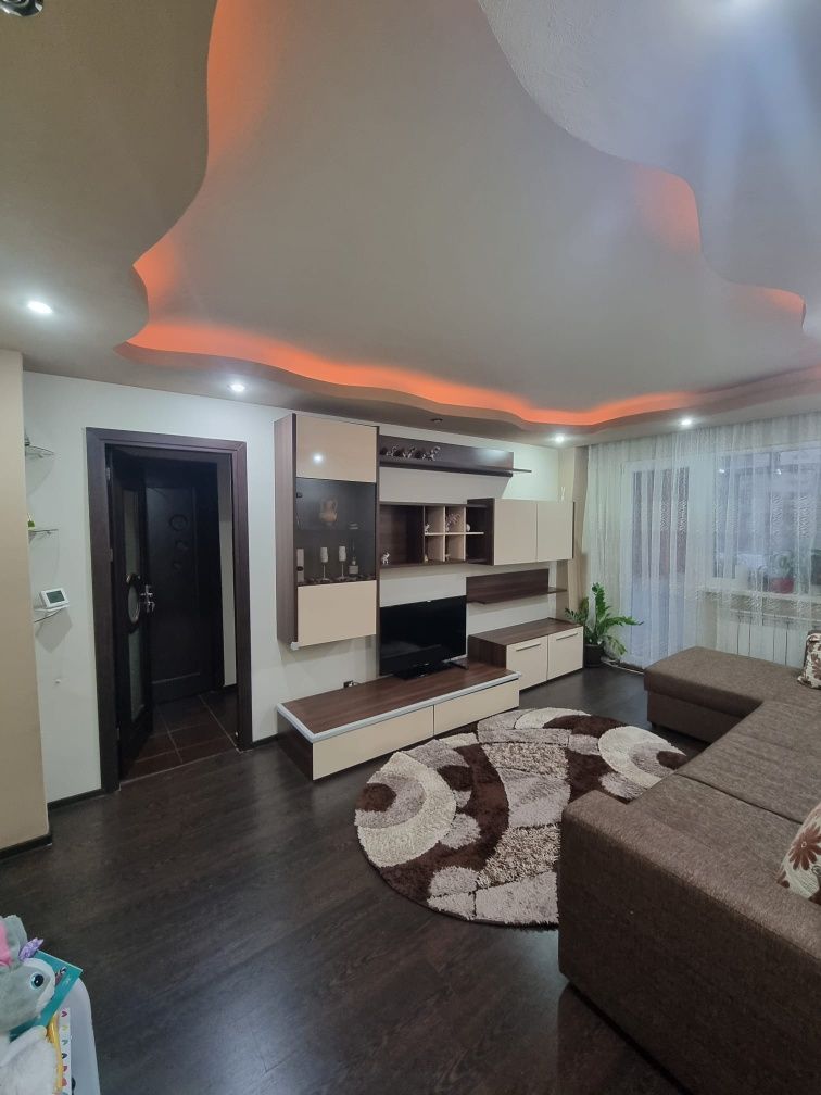 Apartament  3 camere - Poză 1