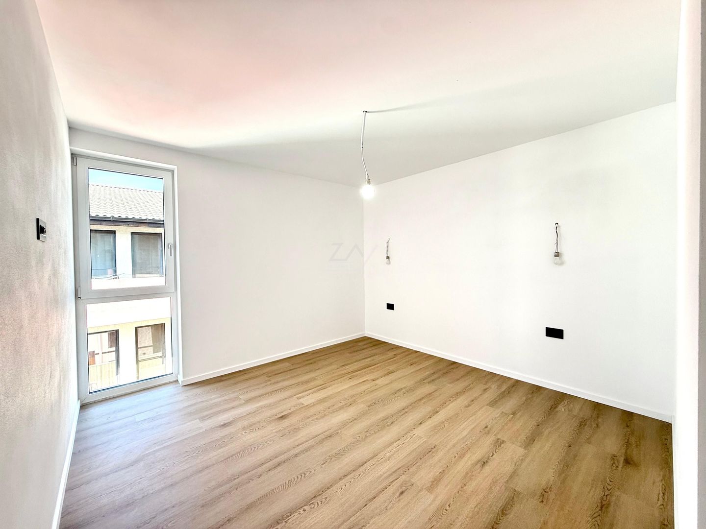 Comision 0! Duplex cu 5 camere despartit prin camera tehnica. Asfalt. - Poză 7
