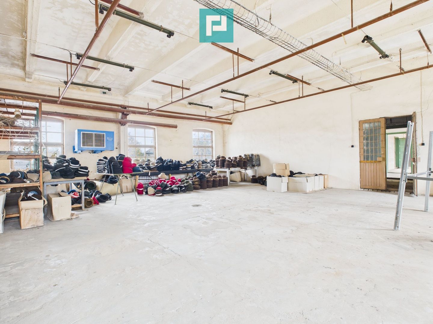 Spațiu versatil  250 mp de investiții în Periam - Poză 1