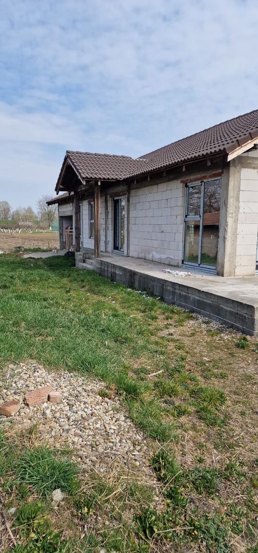 CASA  LA ROSU DE VANZARE IN OARDA, LA 170000 - Poză 1