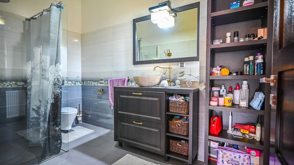 Somptuozitate in stil modern, 2 garaje, 3 terase, totul pe 1.000 mp teren - Poză 45