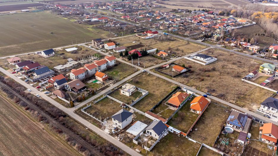 Teren generos, situat pe colt in cartierul nou din Calugareni - Poză 2