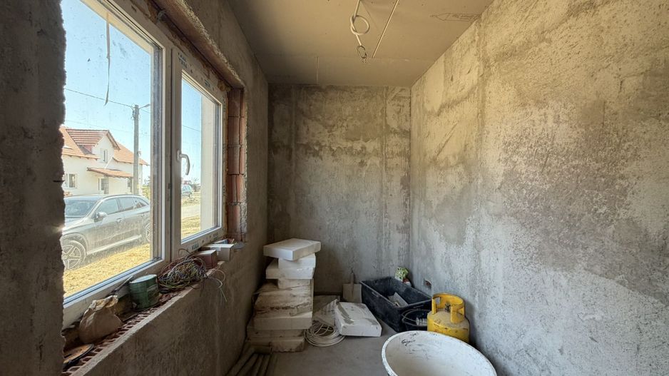 Casa la gri, 4 dormitoare, 3 bai, teren 400 mp - Poză 11