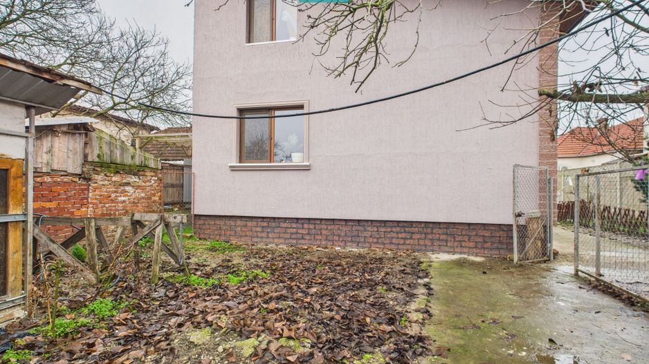 Două case pe un teren generos în Ghiroda - Poză 1