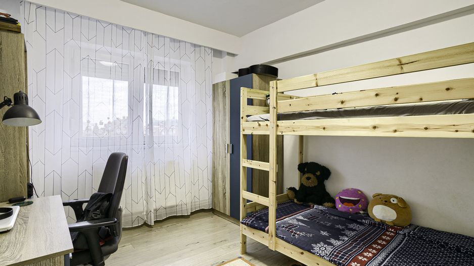 PROPRIETATE VÂNDUTĂ Apartament spatios cu 4 camere langa teatru - Poză 5